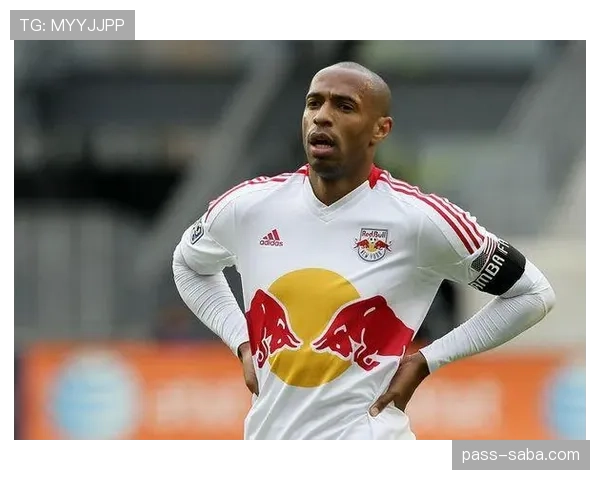 亨利如何凭借后插上射门压制防线，力压年轻锋线成赛季关键威胁？